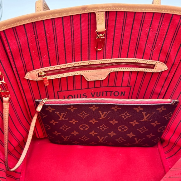 Louis Vuitton Neverfull MM - Picture 9 of 13